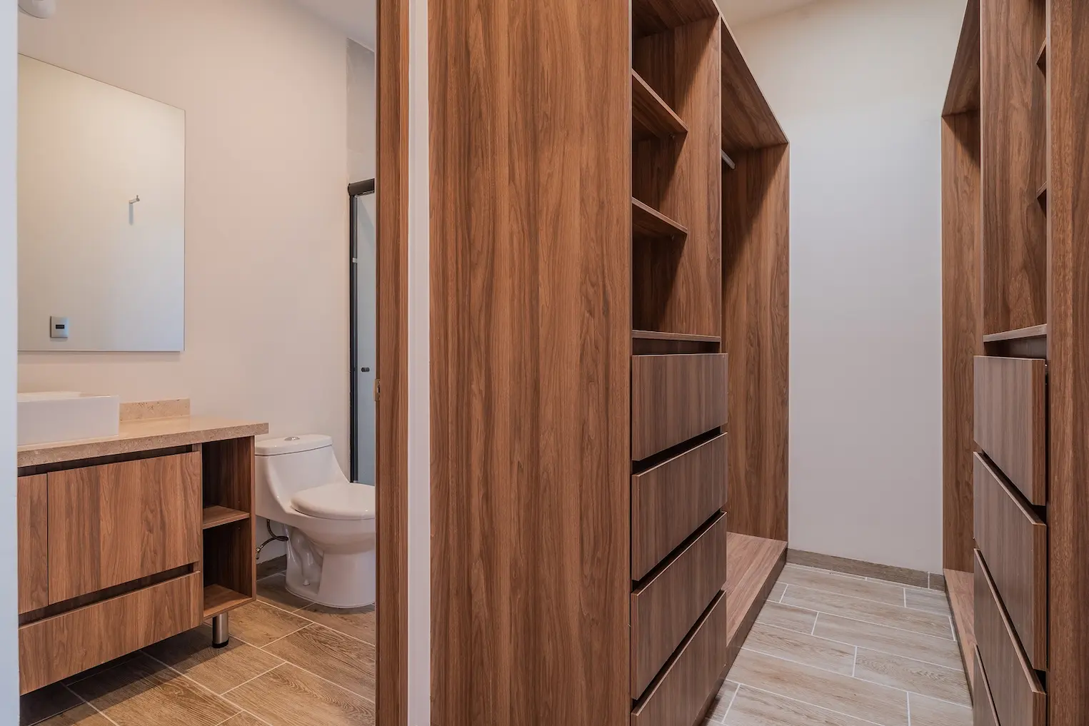 Baño con acabados de nivel residencial