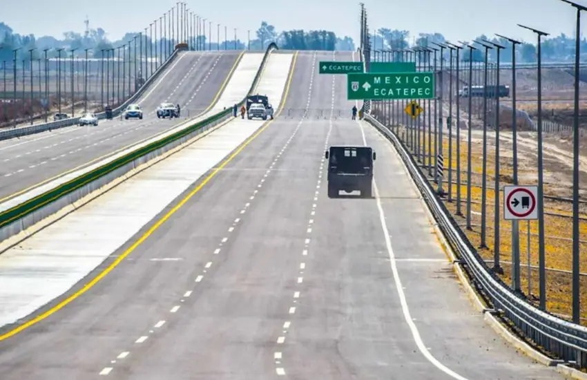 Acceso a la autopista México-Pachuca desde Señeros Residencial