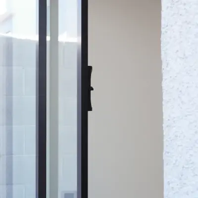 Cancel de baño en cristal templado con perfil de aluminio oscuro