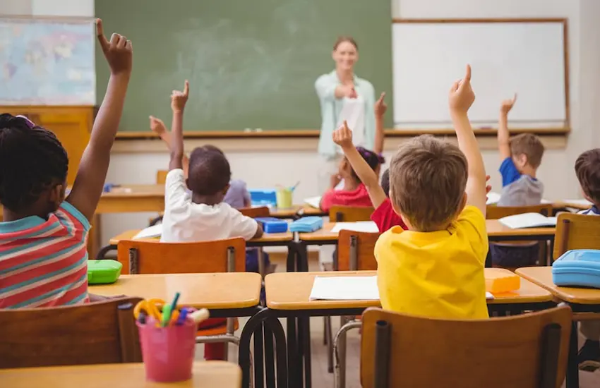Escuela primaria cerca de Señeros Residencial