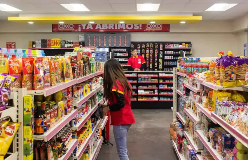 Tienda de conveniencia OXXO cerca de Señeros Residencial
