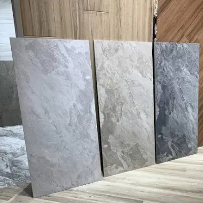 Muestras de gran formato con veta de mármol en gris claro, beige y carbón