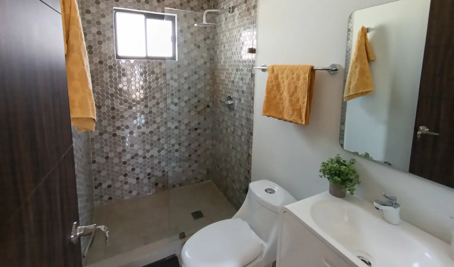 Baño con acabados de nivel residencial
