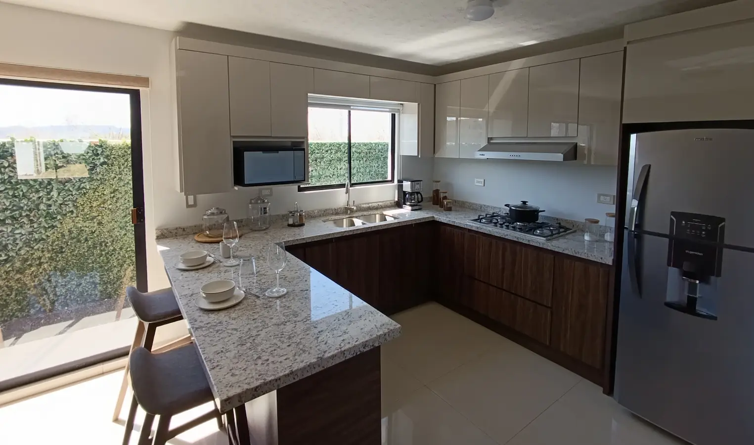 Cocina con vista al comedor