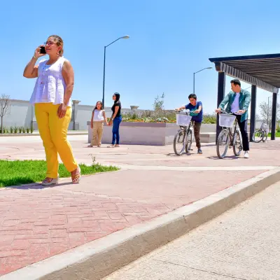Plaza de la colonia con pérgola y ciclistas