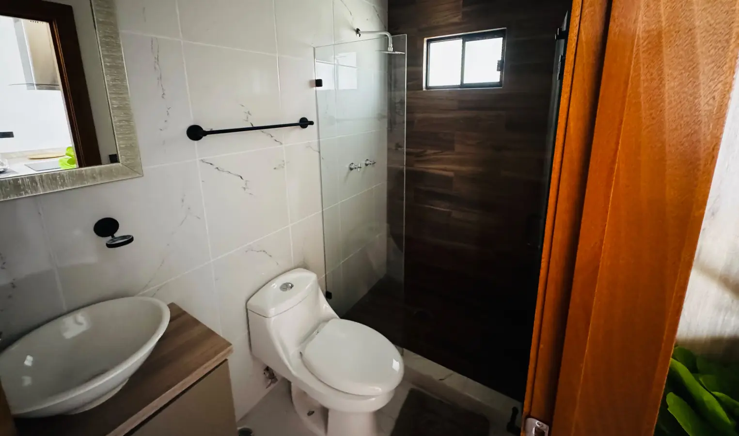 Baño con acabados de nivel residencial