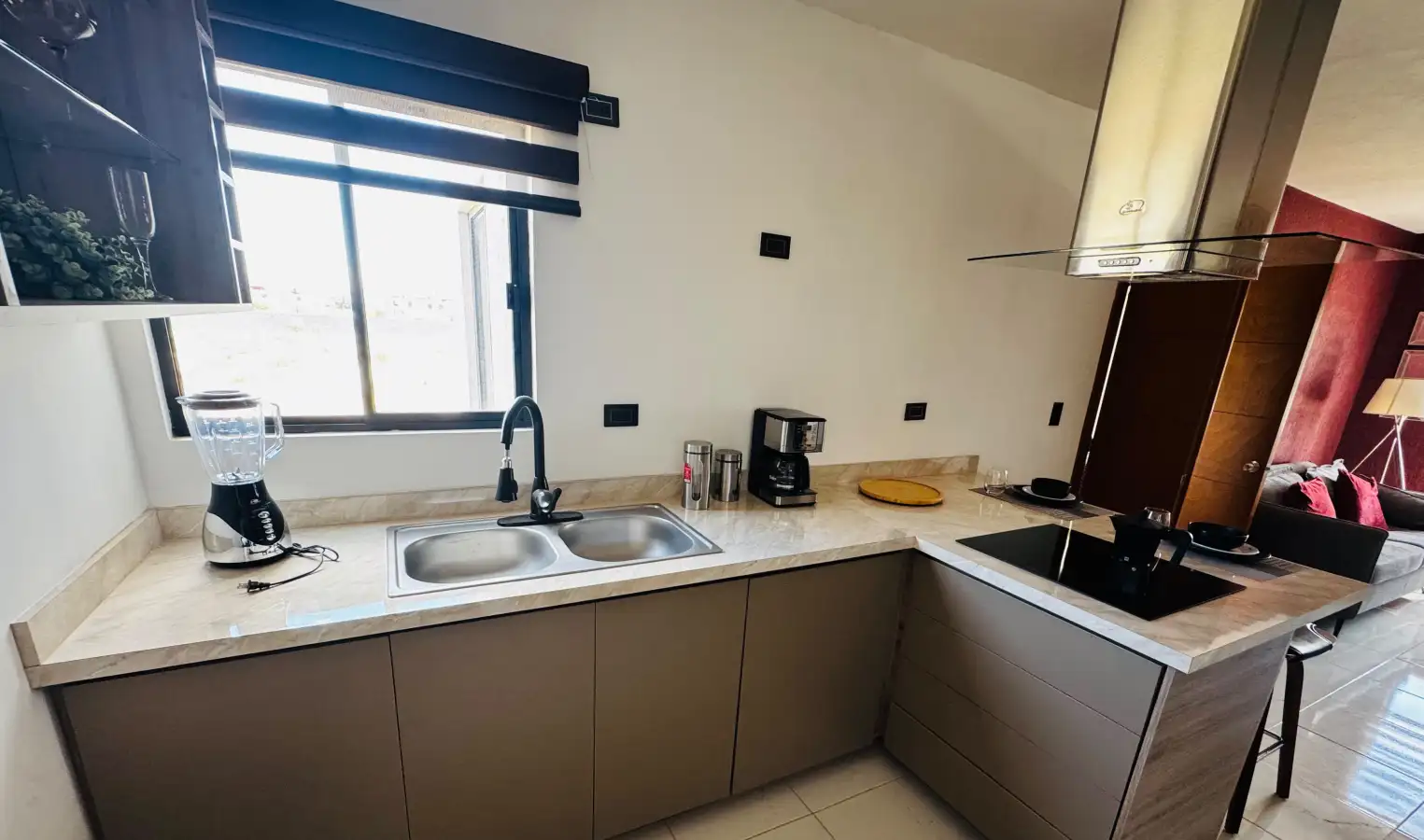 Cocina con vista al comedor