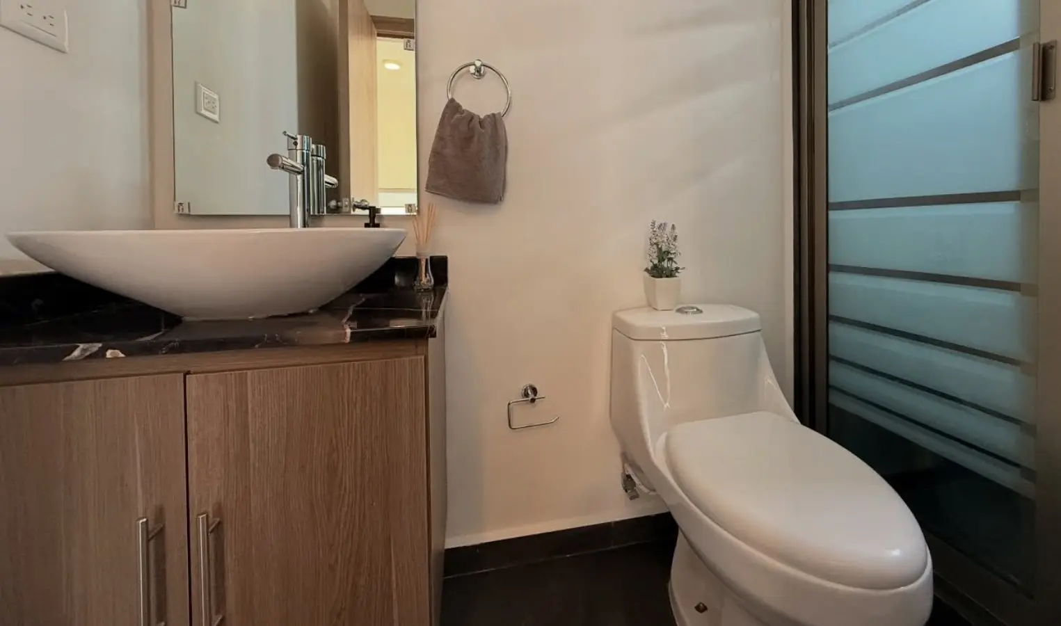 Baño con acabados de nivel residencial