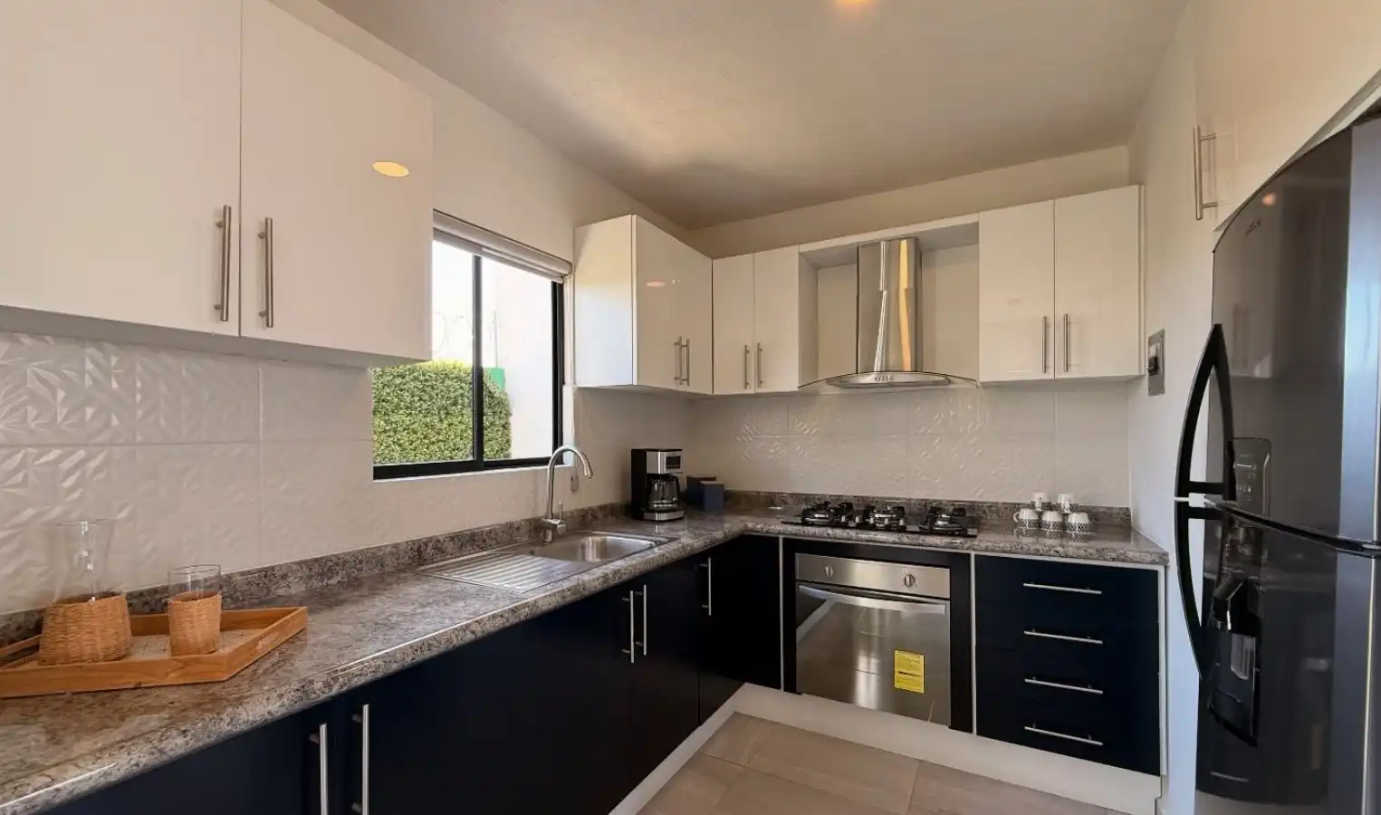 Cocina con vista al comedor