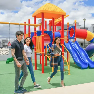 Parque con juegos, columpios y áreas verdes