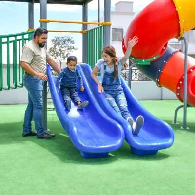 Área de juegos con resbaladilla doble y túnel de colores