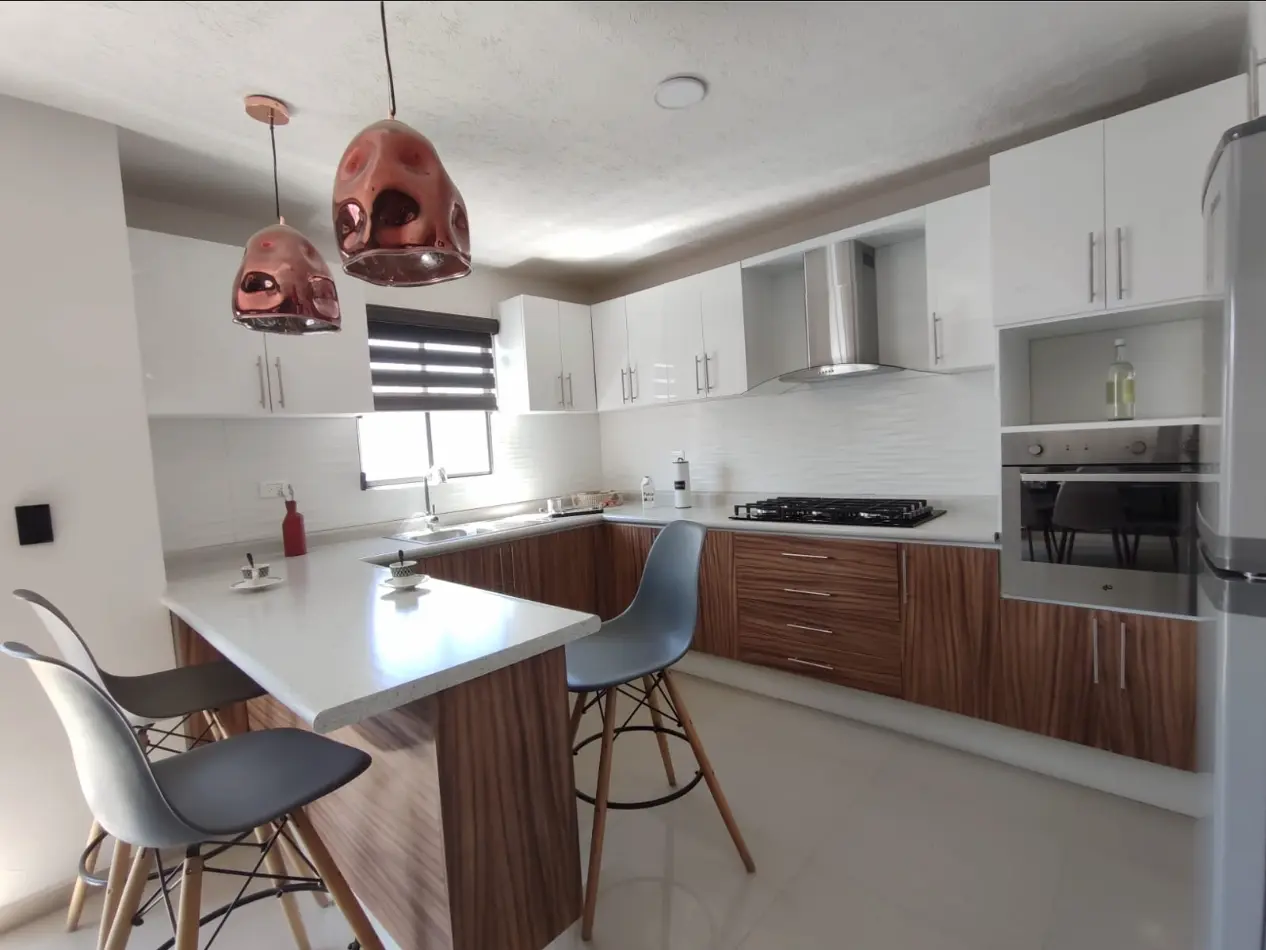 Cocina con vista al comedor